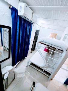 una cama de hospital en una habitación con ventana en Aparta Suites Romance de Verano, en Santa Marta