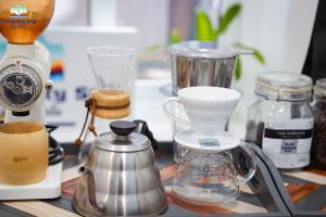 eine Arbeitsplatte mit einer Kaffeemaschine und einem Mixer in der Unterkunft Tranquility Stay in Hanoi
