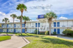 un hotel con palmeras delante en InTown Suites Extended Stay Select Orlando FL - Lee Rd en Orlando