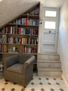um quarto com uma estante de livros com um sofá e uma porta em Valencia 2 bed Luxury Guest house em Godella