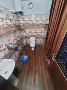Hotel Knight Inn Airport في غاواهاتي: حمام صغير مع مرحاض ومغسلة