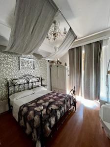 ein Schlafzimmer mit einem großen Bett in einem Zimmer in der Unterkunft Casale D' Or in Palermo