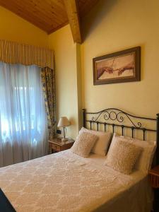 een slaapkamer met een groot bed en een raam bij Saleros in Navarrete