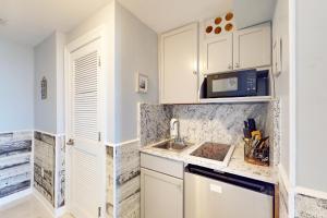 A kitchen or kitchenette at Boardwalk Beach Resort 1900