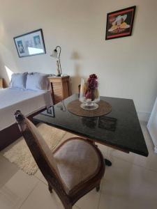 1 dormitorio con 1 cama y 1 mesa con silla en Espaçoso Apartamento no Centro, en Río de Janeiro