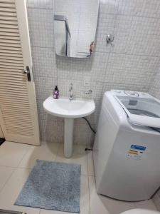 y baño con lavabo, aseo y espejo. en Espaçoso Apartamento no Centro, en Río de Janeiro