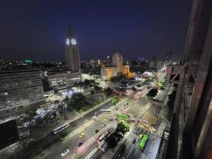 un perfil urbano por la noche con una torre de reloj en Espaçoso Apartamento no Centro, en Río de Janeiro