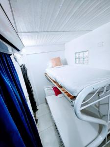 1 dormitorio pequeño con 1 cama en una habitación en Aparta Suites Romance de Verano, en Santa Marta