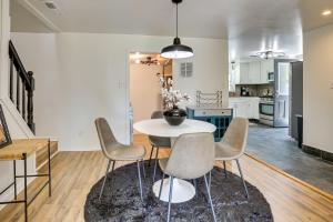 een keuken en eetkamer met een witte tafel en stoelen bij Modern Northfield Cottage with Yard! in Northfield