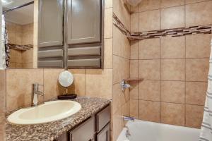 een badkamer met een wastafel, een douche en een bad bij Modern Northfield Cottage with Yard! in Northfield +16 foto's