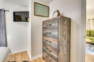 uma cómoda de madeira num quarto em Modern Northfield Cottage with Yard! em Northfield
