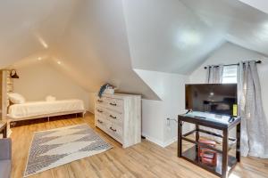1 dormitorio con 1 cama, vestidor y TV en Modern Northfield Cottage with Yard!, en Northfield