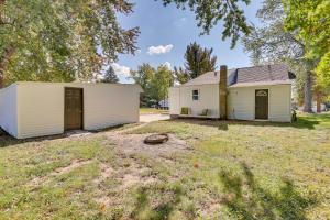 een wit huis met een garage in een tuin bij Modern Northfield Cottage with Yard! in Northfield