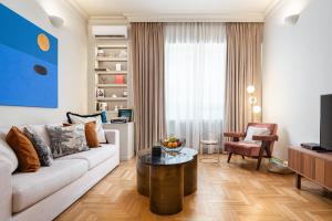 - un salon avec un canapé et une table dans l'établissement Anaktora Luxury Apartment at Kolonaki, à Athènes