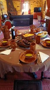 une table avec des assiettes de nourriture au-dessus dans l'établissement Quinta do Cavaco, à Lázaro