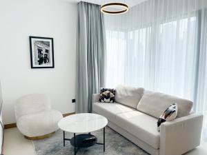 un soggiorno con divano, sedia e tavolo di Luxury living at Vida Marina & Yacht Club a Dubai