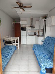 ein Wohnzimmer mit 2 Betten und eine Küche in der Unterkunft Daria in La Mata