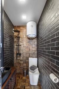 łazienka z toaletą i umywalką w obiekcie Paplūdimio namukas w mieście Malaty