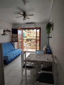 ein Wohnzimmer mit Tisch und Bett in der Unterkunft Daria in La Mata