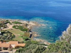 une vue aérienne d'une île dans l'océan dans l'établissement Gites.sassone à Sant Ambroggio, à 50m de la mer., à Lumio