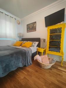 um quarto com uma cama e uma lareira amarela em Self-contained flat, off street parking close to town and beach em Bournemouth