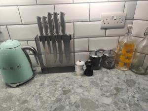 Příslušenství pro přípravu čaje a kávy v ubytování Self-contained flat, off street parking close to town and beach