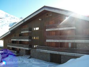 Un bâtiment dans la neige où le soleil brille dans l'établissement Studio Méribel, 1 pièce, 4 personnes - FR-1-182-202, à Les Allues