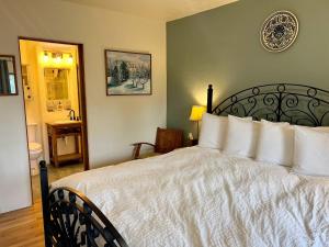 1 dormitorio con 1 cama grande con almohadas blancas en Santa Fe Bed & Breakfast, en Santa Fe
