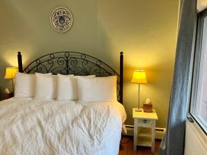 1 dormitorio con 1 cama y reloj en la pared en Santa Fe Bed & Breakfast, en Santa Fe