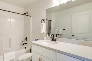 Koupelna v ubytování Inviting American Fork Home with Community Pool! + 16 fotografií