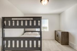 Rúm í herbergi á Inviting American Fork Home with Community Pool!