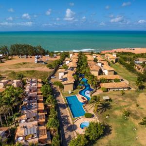een luchtzicht op een resort met een zwembad en de oceaan bij Pipa Paradise in Pipa