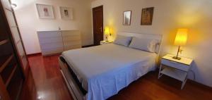 - une chambre avec un grand lit blanc et deux lampes dans l'établissement A beautiful room in marvelous Rome, à Rome