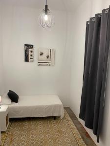 1 dormitorio con cama y cortina negra en Des Artistes, en Barcelona