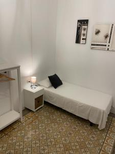 una camera con letto e tavolo con lampada di Des Artistes a Barcellona