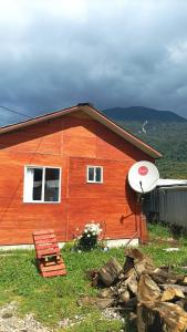 Ein Haus mit einem Frisbee davor. in der Unterkunft El salto in Puerto Aisén