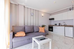 una sala de estar con un sofá y una mesa en Sweet Escape in Golf del Sur, AH332 with heated pool and ocean view, en San Miguel de Abona 13 fotos más