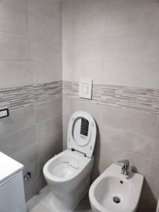 een kleine badkamer met een toilet en een wastafel bij Notti al Vesuvio in Boscoreale