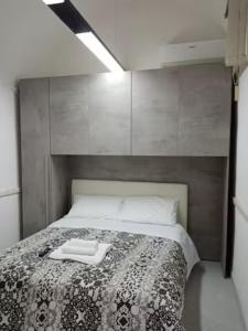 een slaapkamer met een bed en een dienblad bij Notti al Vesuvio in Boscoreale