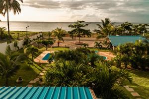 eine Luftansicht eines Resorts mit Blick auf den Strand in der Unterkunft Stella Marris beachfront villa in Pointe aux Sable