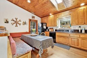 Dapur atau dapur kecil di Bearadise Cabin- Adorable Single Level Retreat