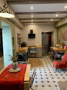 uma grande cozinha com uma mesa vermelha num quarto em Valencia 2 bed Luxury Guest house em Godella