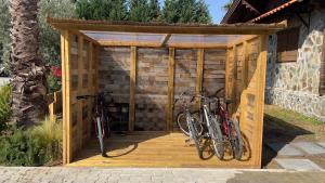 dos bicicletas están estacionadas en un cobertizo de madera en Chalé do Vale, en Pinhal Novo