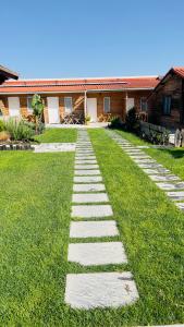 a walkway in the grass in front of a building at Chalé do Vale in Pinhal Novo