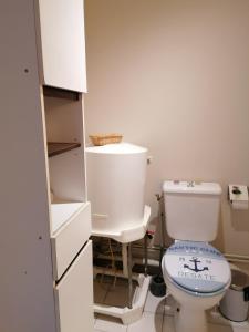 Baño blanco con aseo y lavamanos en Superbe studio proche de toutes commodités, en Franqueville-Saint-Pierre