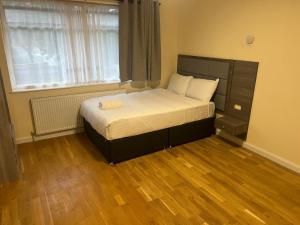 1 dormitorio pequeño con 1 cama en una habitación en Vyner House en Londres