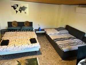 duas camas sentadas num quarto com em Gemütliches Feriendomizil*Eifel* em Bad Münstereifel
