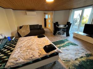 um quarto com uma cama, um sofá e uma mesa em Gemütliches Feriendomizil*Eifel* em Bad Münstereifel