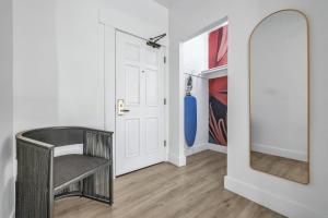 a hallway with a black chair and a mirror at Nob Hill Hotel in San Francisco