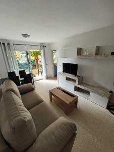 ein Wohnzimmer mit einem Sofa und einem Couchtisch in der Unterkunft Apartamento Faro Torrox in Torrox